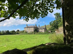 una casa vieja en un campo con un campo verde en Blarcreen en Oban