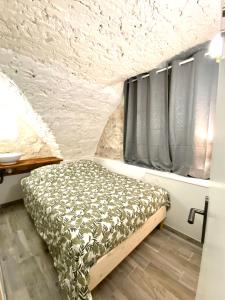 sypialnia z łóżkiem i oknem w obiekcie Espace Le Cheval Blanc w mieście Castelnau-le-Lez