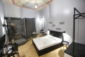 Schlafzimmer mit einem Bett, einem Tisch und Stühlen in der Unterkunft KISS ME ROME Luxury Rooms in Rom