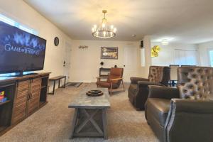 sala de estar con TV de pantalla plana y muebles en Westeros - GoT Themed Cabin in the Olympic Forest. en Forks