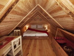 Ένα ή περισσότερα κρεβάτια σε δωμάτιο στο Apartma kašča