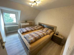een slaapkamer met een bed en een raam bij Moselferienhaus Porten in Ellenz-Poltersdorf
