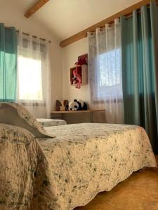 1 dormitorio con 2 camas y 2 ventanas en Casa con vistas a Portugal, en Arbo