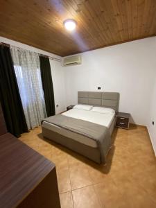una camera con un grande letto di Hotel Garden Villa ARDO a Golem