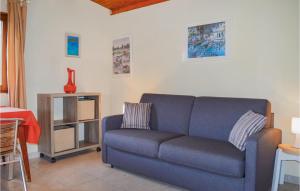 sala de estar con sofá azul y mesa en Awesome Home In Calcatoggio With Wifi en Calcatoggio