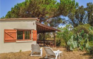 カルカトッジョにあるAmazing Home In Calcatoggio With 2 Bedrooms And Wifiの家の前の椅子2脚とテーブル