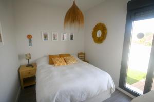 En eller flere senge i et værelse på Atico con piscina, golf, vistas al mar