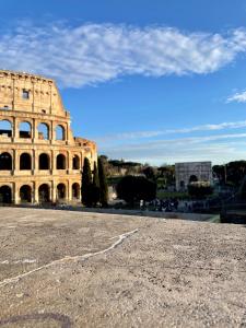 a view of the colosseum and the leaning tower at Martina al Colosseo in Rome
