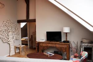 sala de estar con TV y chimenea en Loft Design Typikindi, en Douai