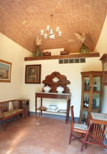 Habitación con mesa, sillas y lámpara de araña. en Villa Bruna, en Poggibonsi