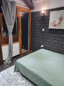 een slaapkamer met een bed en een raam met een fiets aan de muur bij Super Stylish Studio II in Thessaloniki
