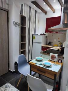 een keuken met een tafel en stoelen bij Super Stylish Studio II in Thessaloniki