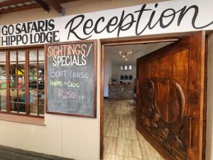 Una tienda con una puerta con un cartel. en Hippo Lodge Apartments en St Lucia