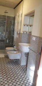 Un baño con dos lavabos y una ducha. en Villa Bruna, en Poggibonsi 6 fotos más