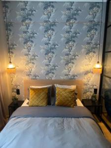 1 dormitorio con 1 cama con papel pintado azul y blanco en Dream home Serres romantic living en Serres