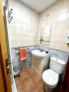 y baño con aseo, lavabo y espejo. en COSY APARTMENT IN CITY CENTER, en Ayamonte