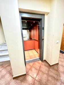 un pasillo con una puerta abierta en un edificio en COSY APARTMENT IN CITY CENTER, en Ayamonte