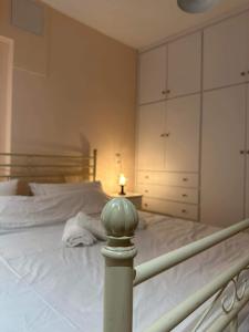 1 dormitorio con 1 cama grande con sábanas blancas en Forest Tzoumerka, 