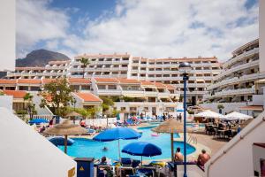 un complejo con piscina y un hotel en Apartment Garden City 6, en Playa de las Américas