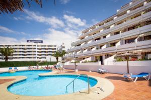 una piscina frente a un hotel en Apartment Garden City 6, en Playa de las Américas
