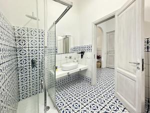 Un baño con ducha, lavabo e inodoro. en CANNETO BLU, en Lipari 38 fotos más