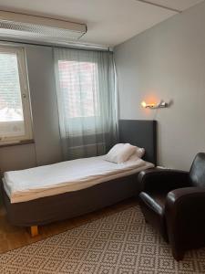 Tempat tidur dalam kamar di Drottninggatans Vandrarhem