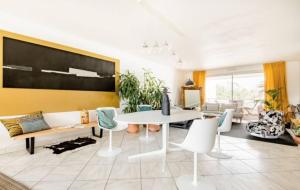 sala de estar con mesa blanca y sillas en Chambres d'hôtes du Parc Bordelais en Burdeos