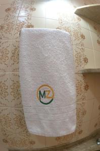 uma toalha pendurada na parede de uma casa de banho em Apartamento Cabo Frio em Cabo Frio