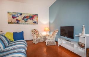 ein Wohnzimmer mit einem Sofa und einem TV in der Unterkunft 2 Bedroom Lovely Apartment In Follonica in Follonica