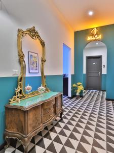 uma sala de vestir com um espelho e uma cómoda em Nuccia Urban Loft em Nápoles