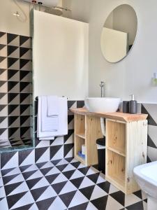 uma casa de banho com piso em xadrez preto e branco em Nuccia Urban Loft em Nápoles