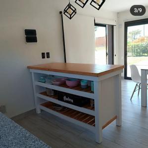 eine Kücheninsel mit einer Holztreppe in einem Zimmer in der Unterkunft Paraíso La Caleta in Mar de Cobo