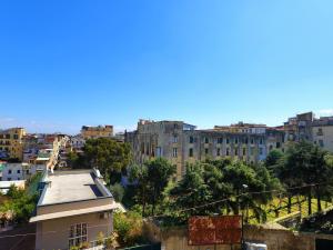 Nespecifikovaný výhled na destinaci Neapol nebo výhled na město při pohledu z penzionu