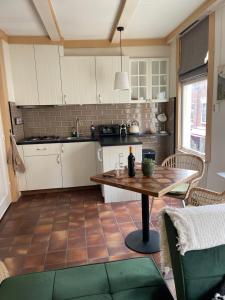 een keuken met een tafel in het midden van een kamer bij Toast by night in Haarlem