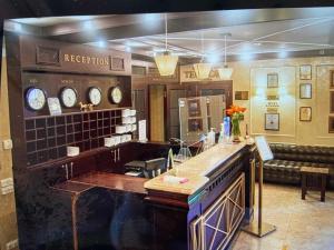 una hall con bancone della reception e orologi appesi al muro di Апартамент в отеле "Шале Грааль" г Трускавец a Truskavec' Altre 91 foto