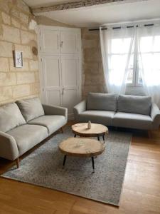 - un salon avec un canapé et une table basse dans l'établissement La cigale, à Beaucaire