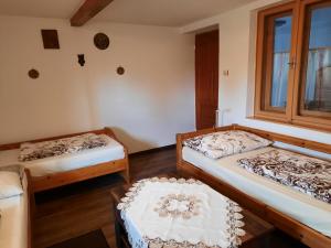 a room with two beds and a window at Méz-Bor Szállás in Báránd