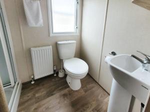 łazienka z toaletą i umywalką w obiekcie Nightingale w mieście South Cerney