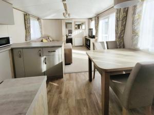 eine Küche und ein Wohnzimmer mit einem Tisch und einem Esszimmer in der Unterkunft Nightingale in South Cerney