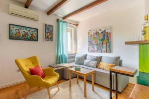 Гостиная зона в Grich Top Location Apartment