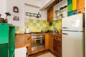 Кухня или мини-кухня в Grich Top Location Apartment
