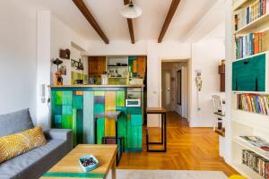 Кухня или мини-кухня в Grich Top Location Apartment

