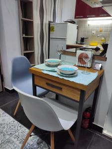 een tafel met twee borden in een keuken bij Super Stylish Studio II in Thessaloniki