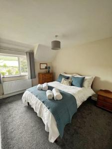 מיטה או מיטות בחדר ב-3 Bed Holiday home close to idyllic Lulworth Cove