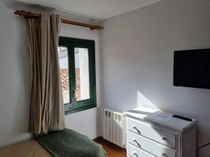 1 dormitorio con 1 cama y vestidor con ventana en NcantadaROOMS, en Tragacete
