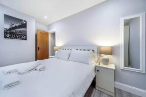 En eller flere senge i et værelse på Ardoyne Lodge 'Sleeping 4 Guests'