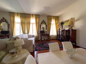 sala de estar con sofá y mesa en Trieste Luca's Home, en Trieste
