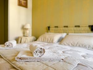 Trieste Luca's Home في ترييستي: غرفة نوم بسريرين عليها مناشف