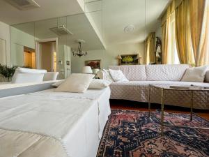 sala de estar con 2 camas y sofá en Trieste Luca's Home, en Trieste