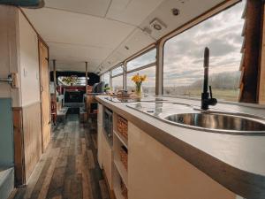 Kuchyň nebo kuchyňský kout v ubytování Holiday Farm Bus